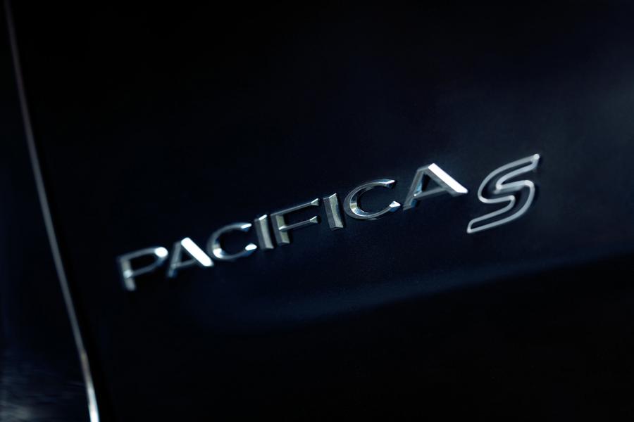 Логотип Chrysler Pacifica Limited S Appearance Package AWD (RU) 2020 года  (фото 49 из 70)